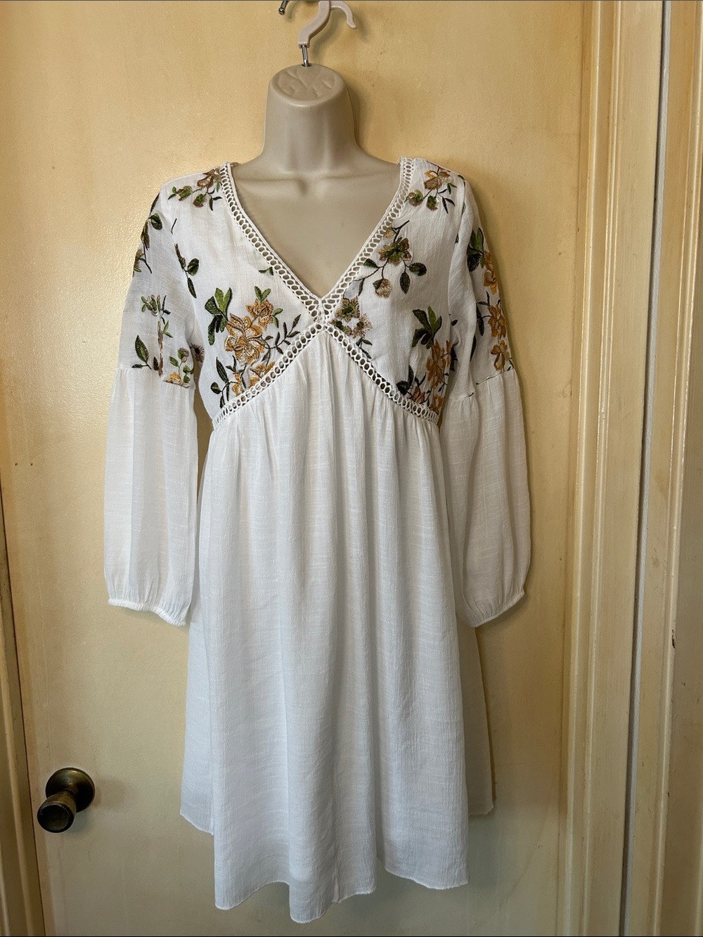 J Gee White Embroidered V-Neck Rayon Mini Dress size S